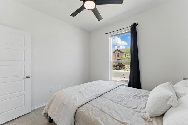 211 Summit DR, Lockhart, TX 78644