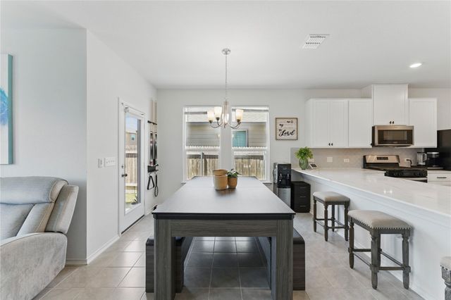 211 Summit DR, Lockhart, TX 78644