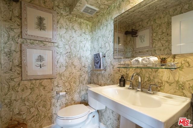 818 N Doheny Drive 302, West Hollywood, CA 90069