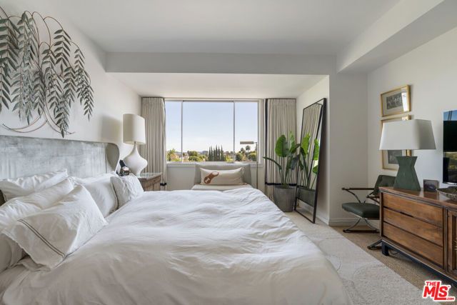 818 N Doheny Drive 302, West Hollywood, CA 90069