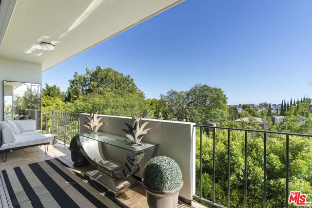 818 N Doheny Drive 302, West Hollywood, CA 90069