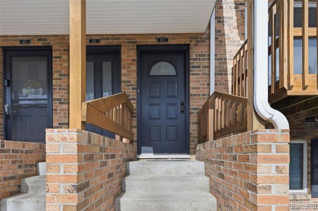 253 Pinewood Circle, Plymouth, MI 48170