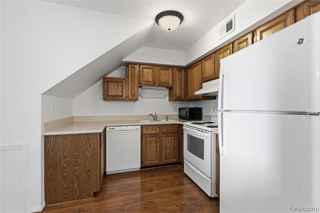 253 Pinewood Circle, Plymouth, MI 48170