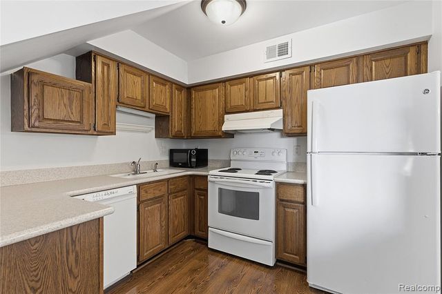 253 Pinewood Circle, Plymouth, MI 48170