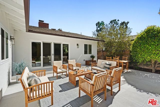 13111 Magnolia Boulevard, Sherman Oaks, CA 91423