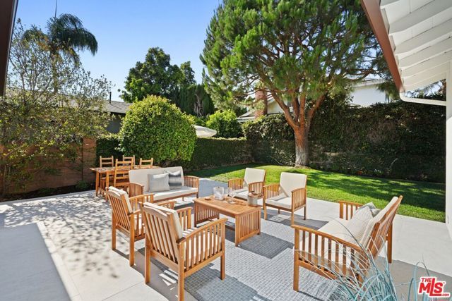 13111 Magnolia Boulevard, Sherman Oaks, CA 91423