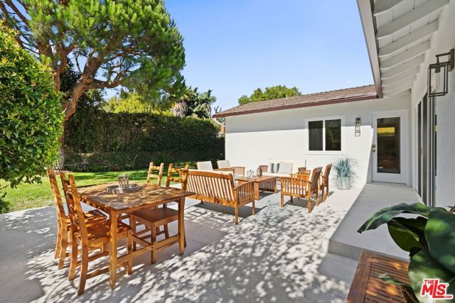 13111 Magnolia Boulevard, Sherman Oaks, CA 91423