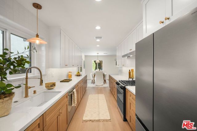 13111 Magnolia Boulevard, Sherman Oaks, CA 91423