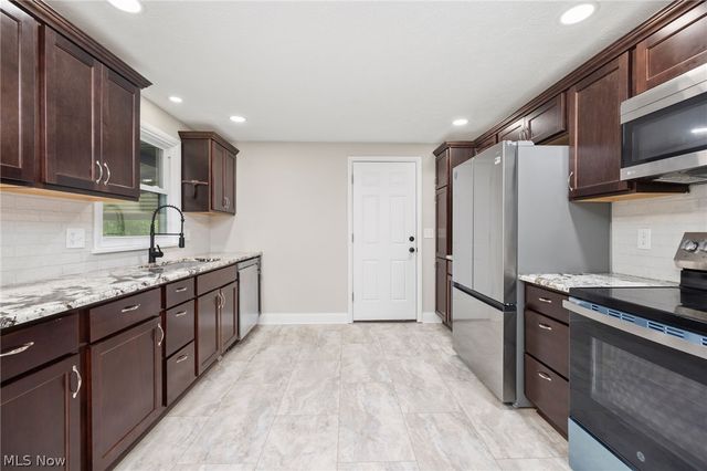 478 Bicksler Drive, Wadsworth, OH 44281