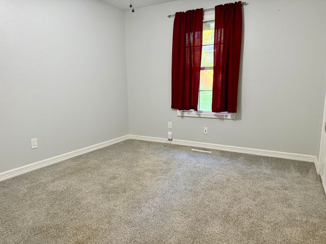 2722 S Meadowlark Avenue, Springfield, MO 65807