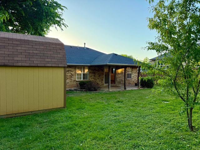 2722 S Meadowlark Avenue, Springfield, MO 65807