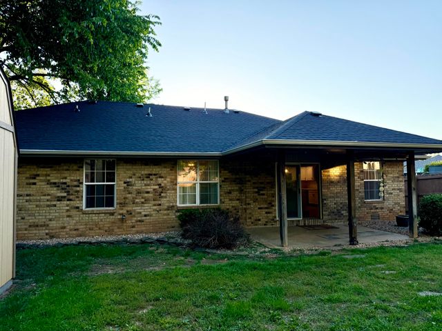 2722 S Meadowlark Avenue, Springfield, MO 65807
