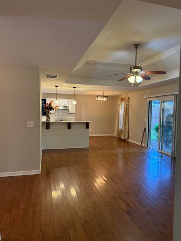 2722 S Meadowlark Avenue, Springfield, MO 65807