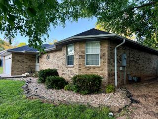 2722 S Meadowlark Avenue, Springfield, MO 65807