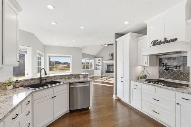 842 E Abbey Court, Nixa, MO 65714