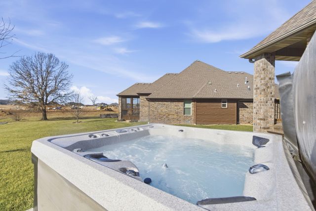 842 E Abbey Court, Nixa, MO 65714