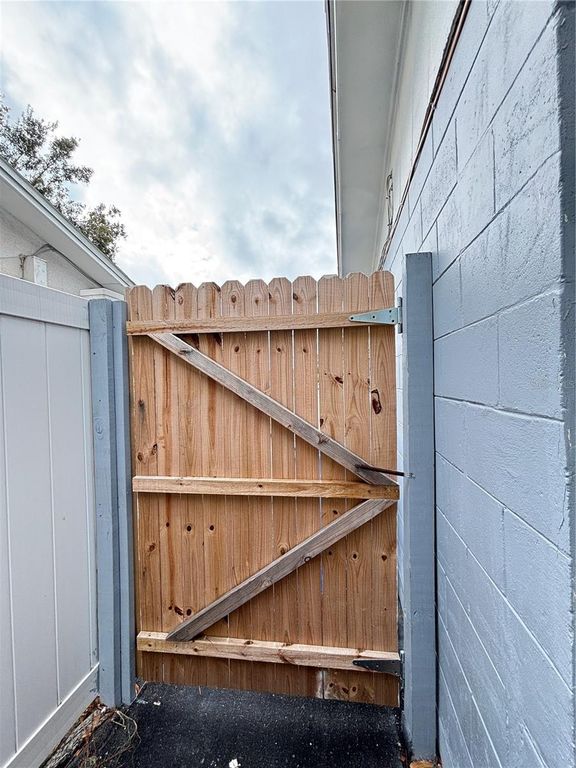 Image 29 of property listing at 10101 SPRINGTREE COURT, Tampa, FL 33615