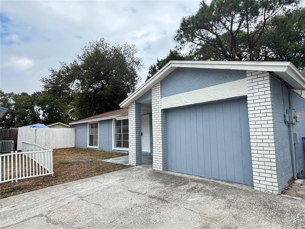 Image 4 of property listing at 10101 SPRINGTREE COURT, Tampa, FL 33615