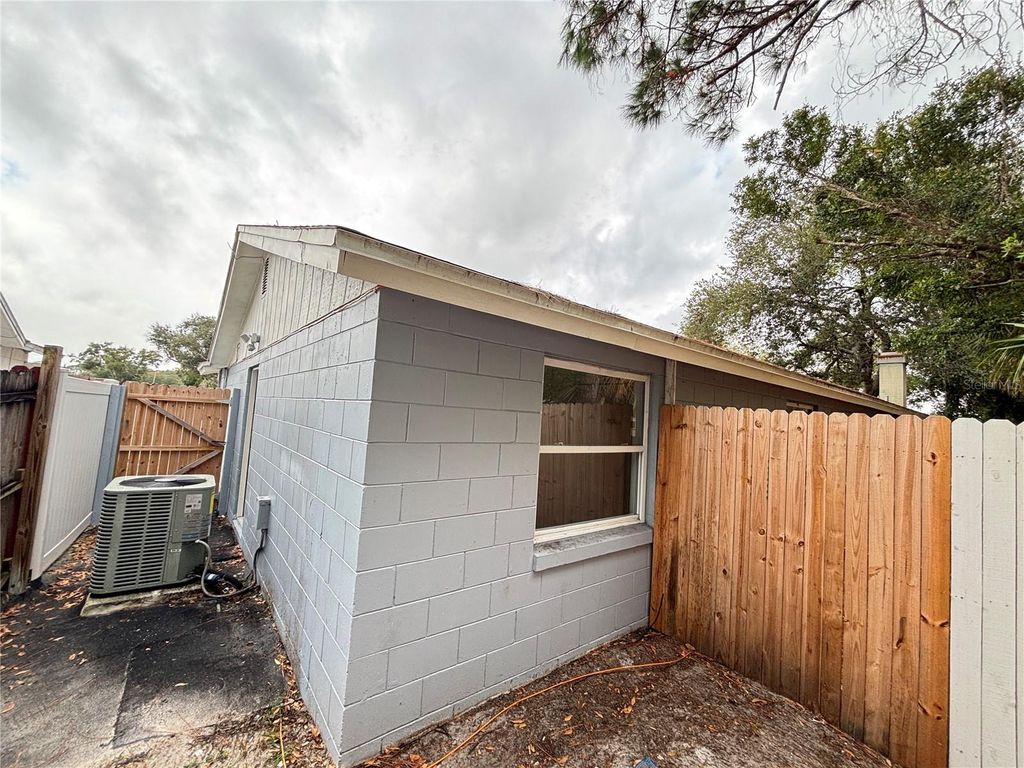 Image 31 of property listing at 10101 SPRINGTREE COURT, Tampa, FL 33615