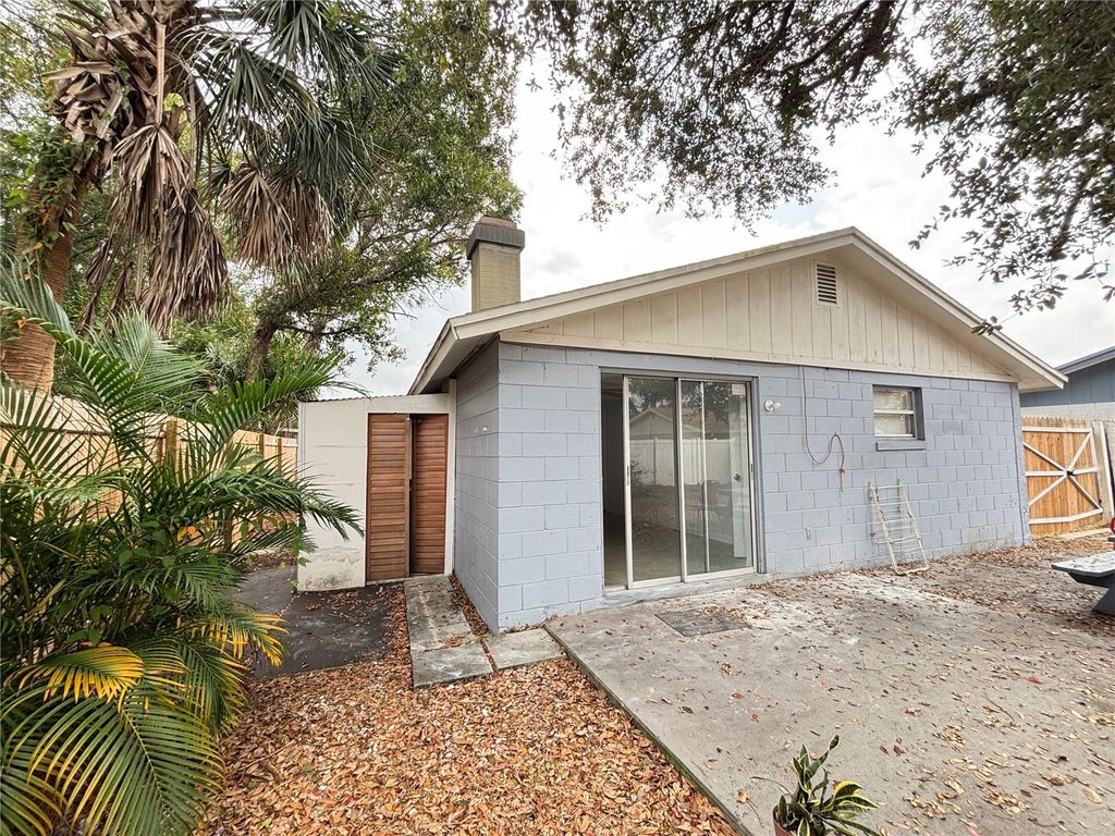 Image 34 of property listing at 10101 SPRINGTREE COURT, Tampa, FL 33615