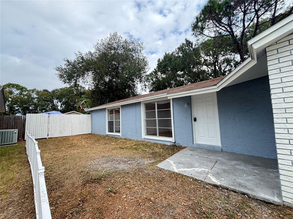 Image 5 of property listing at 10101 SPRINGTREE COURT, Tampa, FL 33615