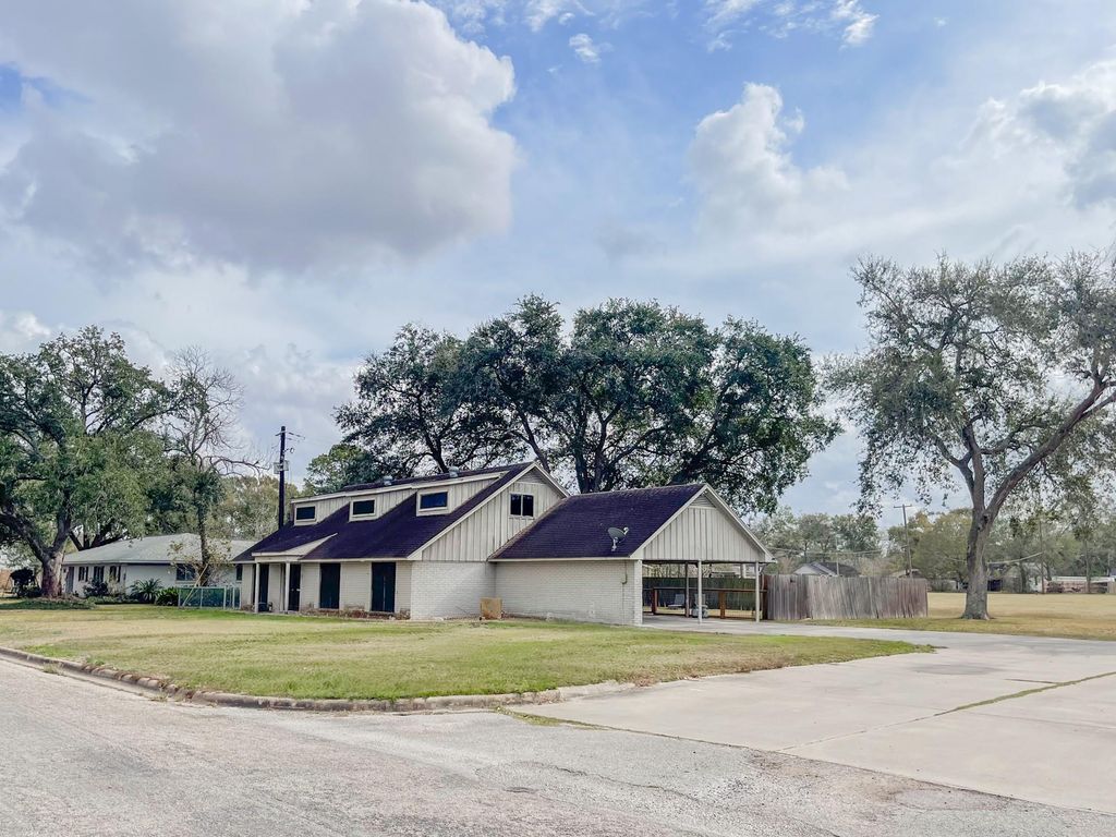 905 Center Street, El Campo, TX 77437