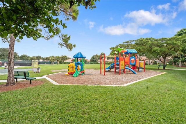 1019 Via Jardin, Riviera Beach, FL 33418