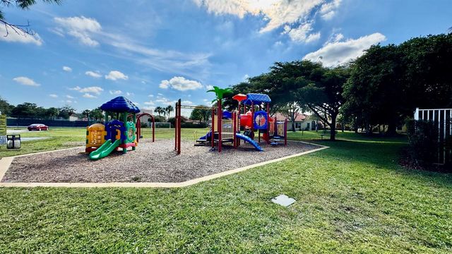 1019 Via Jardin, Riviera Beach, FL 33418