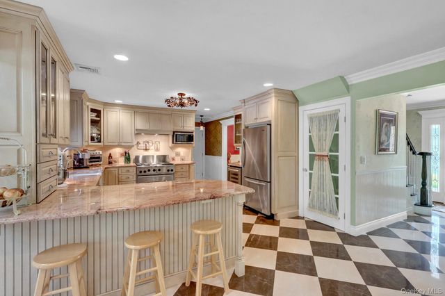 5 Merlin Lane, East Setauket, NY 11733