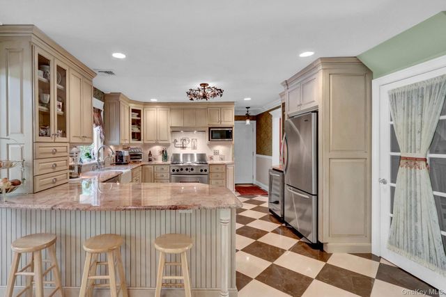 5 Merlin Lane, East Setauket, NY 11733