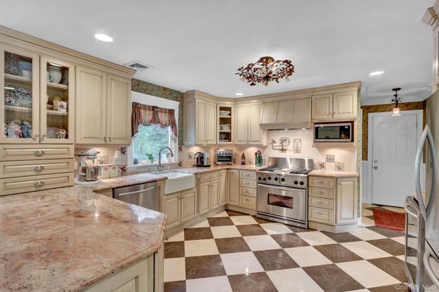 5 Merlin Lane, East Setauket, NY 11733