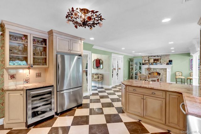 5 Merlin Lane, East Setauket, NY 11733
