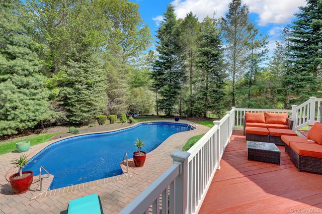 5 Merlin Lane, East Setauket, NY 11733