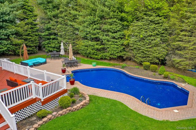 5 Merlin Lane, East Setauket, NY 11733
