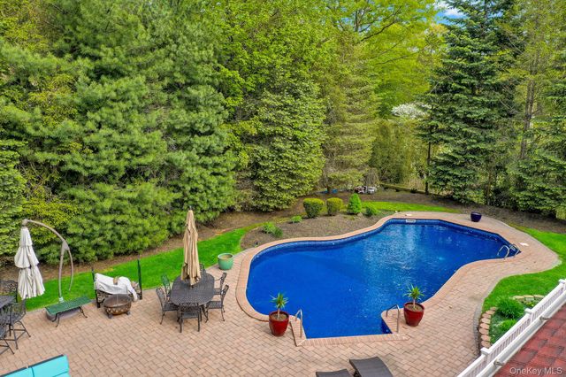 5 Merlin Lane, East Setauket, NY 11733
