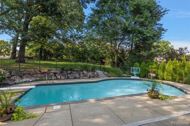 4884 Cider Hill Drive, Rochester, MI 48306