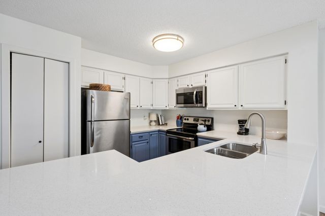 1372 Carling Drive 306, Saint Paul, MN 55108