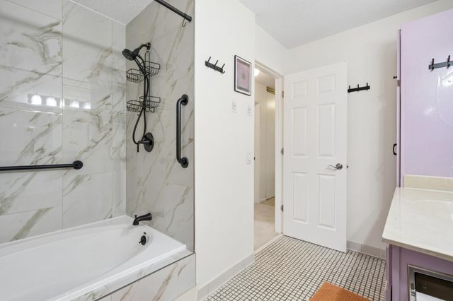 1372 Carling Drive 306, Saint Paul, MN 55108