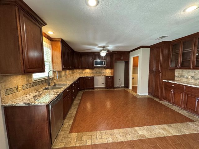 912 S 21st Street, Nederland, TX 77627