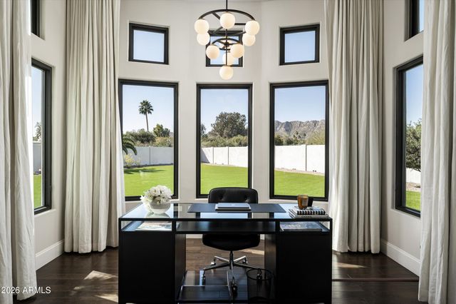 8700 N 55TH Place, Paradise Valley, AZ 85253