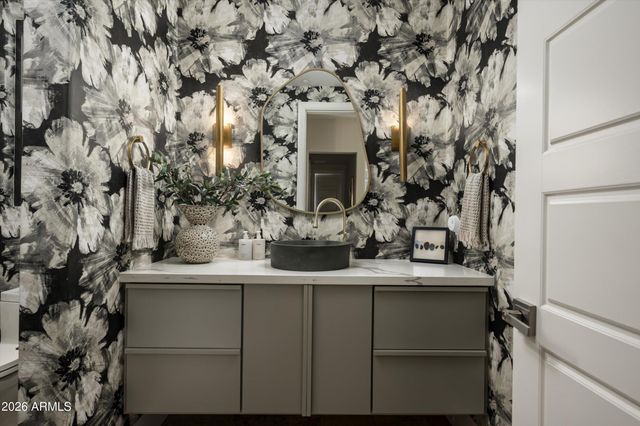 8700 N 55TH Place, Paradise Valley, AZ 85253