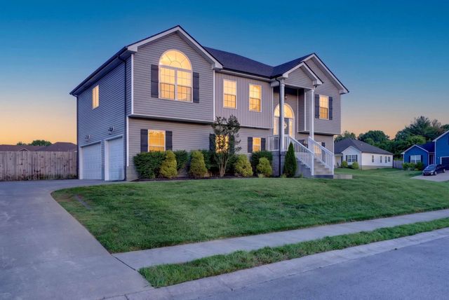1585 Parkside Dr, Clarksville, TN 37042