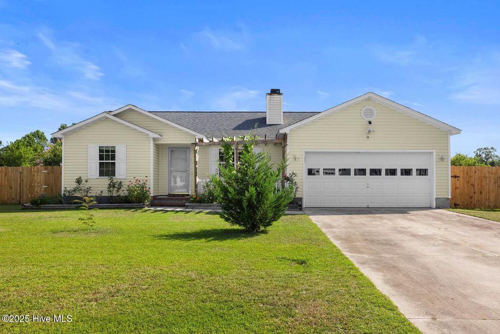 105 Lois Court, Richlands, NC 28574