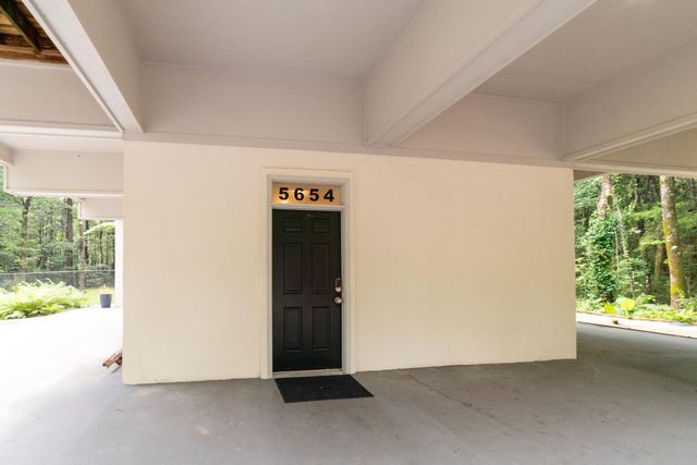 5654 Middle Creek Road, Ravenel, SC 29470