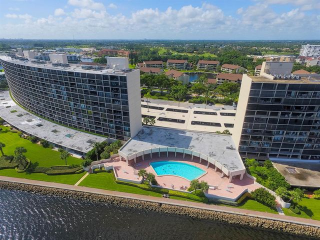 136 Lakeshore Drive 211, North Palm Beach, FL 33408
