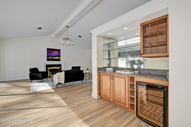 6404 Winthrop Ln, Louisville, KY 40222