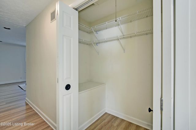 6404 Winthrop Ln, Louisville, KY 40222