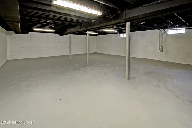 6404 Winthrop Ln, Louisville, KY 40222