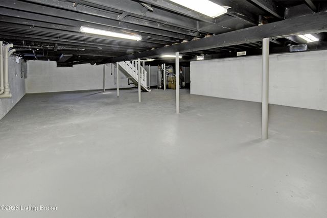 6404 Winthrop Ln, Louisville, KY 40222