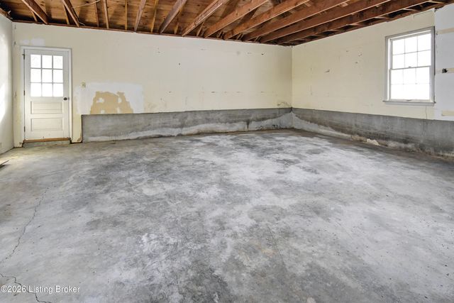 6404 Winthrop Ln, Louisville, KY 40222